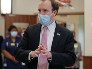 Vacinação reduz transmissão da covid-19 em lares, mostra estudo