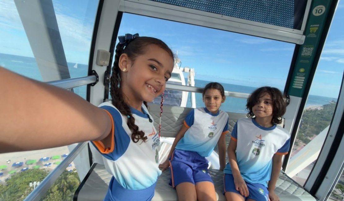 Estudantes de escola municipal participam de dia de lazer na roda-gigante