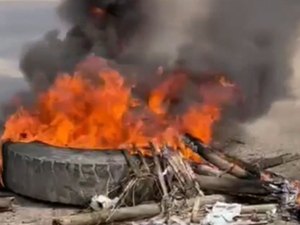 Moradores fecham rodovia após 20 dias sem água na cidade de Atalaia