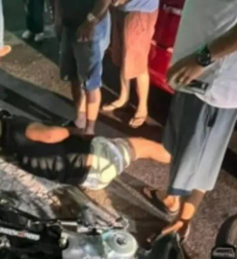 Motociclista perde o controle e bate em carro parado no Centro de Delmiro Gouveia