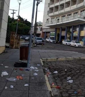 Ato de vandalismo esvazia lixeiras e deixa lixo nas calçadas do Centro Histórico de Penedo