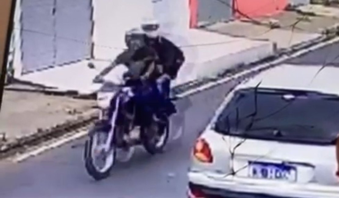 Homem sofre tentativa de assalto por dupla em moto enquanto pedalava