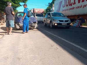 [Vídeo] Acidente entre carreta e carro de passeio deixa motorista ferido em Arapiraca
