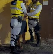 Homem é preso acusado de agredir companheira e desacatar agentes do Ronda no Bairro em Maceió