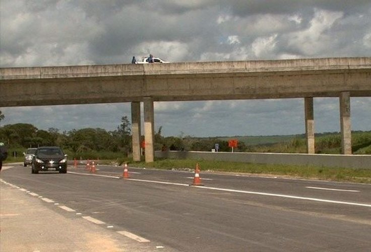 Perigo na estrada: assaltantes infernizam a vida de quem trafega pelo viaduto sentido Messias/ Murici