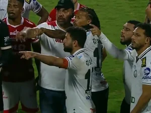 Jogadores do Operário-PR brigam com torcedores do Vila Nova em jogo da Série B