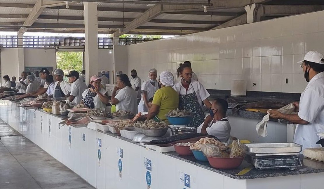 Secretaria Municipal de Abastecimento realiza feira de pescados no Centro Pesqueiro em Jaraguá
