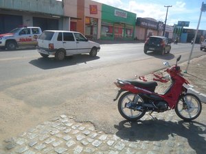 Condutor em alta velocidade colide na traseira de veículo