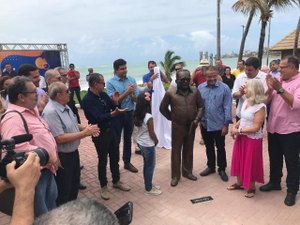 Escritor Lêdo Ivo é homenageado com estátua na orla de Jatiúca