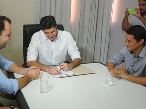 Prefeito assina parceria para promover gastronomia de Maceió