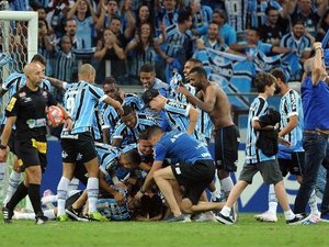 Nos pênaltis, Grêmio derrota Inter e conquista o bicampeonato gaúcho