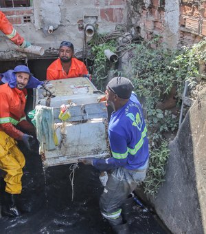 Operação Língua Suja retira geladeira do sistema de drenagem na Avenida Comendador Gustavo Paiva