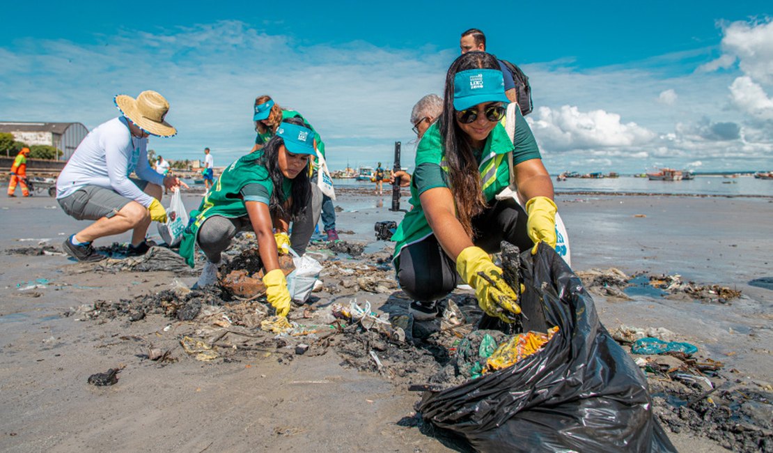 Projeto Praia Limpa faz mutirão de limpeza na Ponta Verde, neste sábado (15)