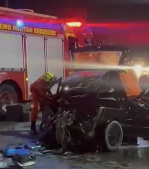 Acidente entre carreta e carro deixa motorista preso às ferragens em Maceió