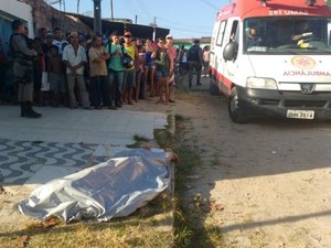 Criminosos executam filho na frente do pai e de vizinhos em bairro de Arapiraca