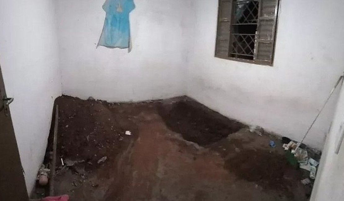 Mãe encontra corpo da filha enterrado em quarto