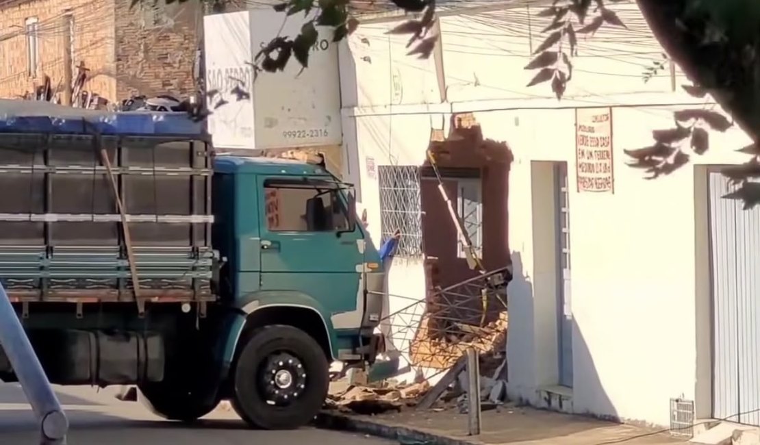 Caminhão desgovernado invade casa e destrói parte do imóvel em Arapiraca