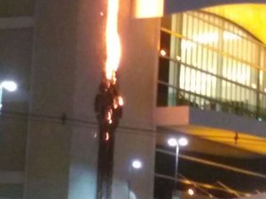 Susto: decoração natalina de shopping pega fogo em Maceió