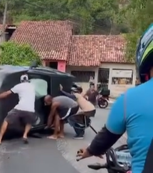 Veículo capota e causa transtorno na Ladeira da Moenda em Maceió