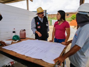 Gilberto e Gabriela Gonçalves vistoria obras da construção de UBS no Cucau