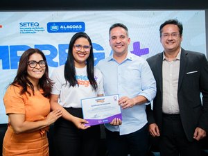 Paulo Dantas entrega 120 certificados do programa Emprega Mais Alagoas