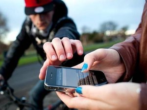 Casal rouba celulares de vítimas, foge, mas é capturado logo em seguida