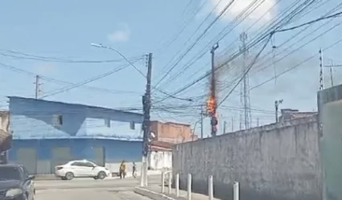 [Vídeo] Poste pega fogo na Avenida Doutor Fernando do Couto Malta, no Graciliano Ramos