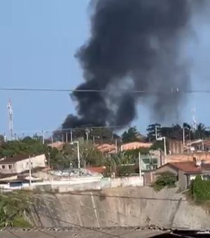 Incêndio em terreno baldio assusta moradores no Benedito Bentes, em Maceió