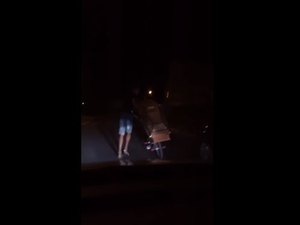 Homem desenterra irmão e sai de bicicleta com o caixão