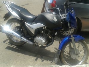 Motocicleta colide na traseira de outra e condutor fica ferido