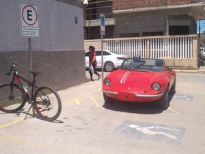 [Vídeo] Conversível estacionado em vagas para deficiente é guinchado em Maragogi 