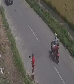 Mulher tem bolsa levada por motociclista no bairro Tabuleiro do Martins
