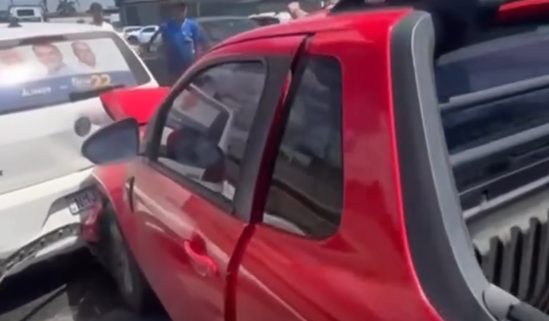 Engavetamento envolve quatro carros e moto na AL-220, em Arapiraca
