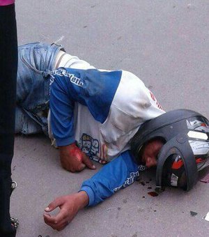 Mototaxista sofre acidente ao tentar empinar moto 