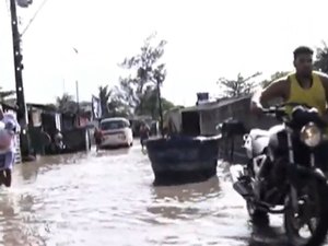 Defesa Civil retira famílias de bairros afetados pelas chuvas na orla lagunar