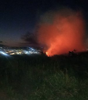 Incêndio atinge área de vegetação e assusta moradores em Arapiraca