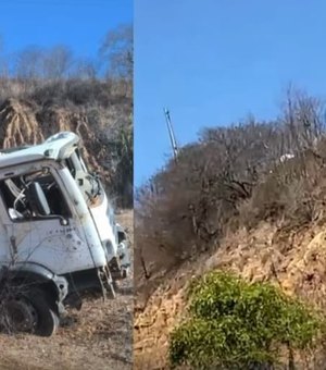 Caminhão com carga de leite capota na Serra das Espias em Palmeira dos Índios