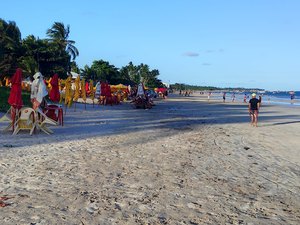 Embarcação na faixa de areia causa desentendimento entre moradores em Maragogi