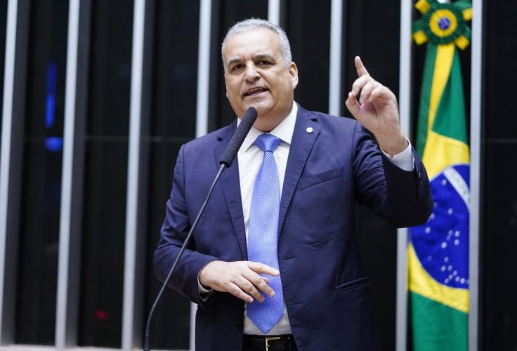 Sob aplausos da extrema direita, Alfredo Gaspar dispara: ‘Viva o rei Alexandre de Moraes’