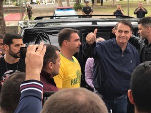 Jair Bolsonaro vota em escola da Vila Militar, no Rio de Janeiro