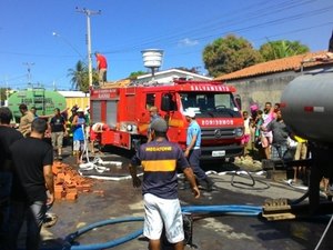 [Vídeo] Incêndio destrói fábrica de tecidos em Delmiro Gouveia