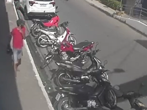 Vídeo: Homem furta motocicleta no Centro de Arapiraca