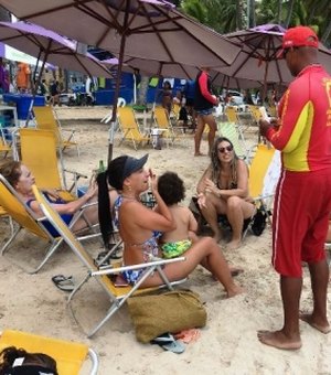Bombeiros entregam pulseiras para diminuir índice de crianças perdidas em praias
