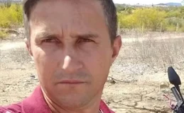 Homem morre em grave acidente de moto após carro invadir contramão 