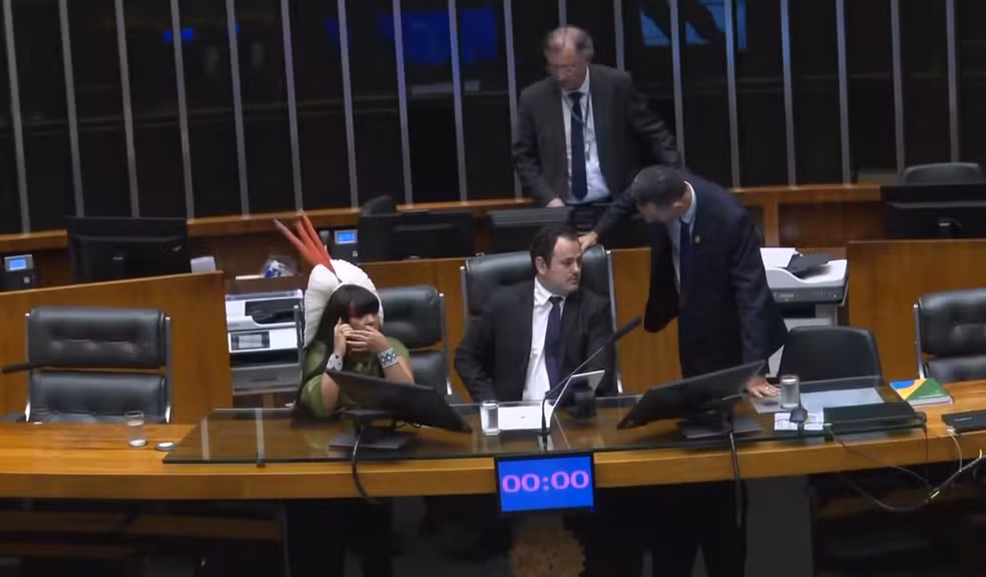 Após ocupar mesa diretora da Câmara dos Deputados, Glauber Braga é retirado à força