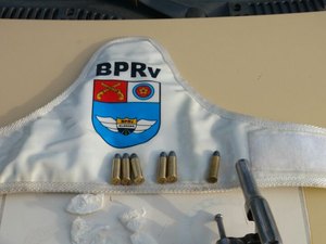 Dupla é presa com drogas e arma de fogo em abordagem de rotina 