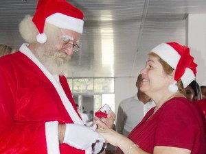 Homem vai ao seu próprio casamento vestido de Papai Noel em São Luís do Quitunde