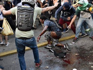 Morre jovem linchado e queimado vivo durante protesto na Venezuela