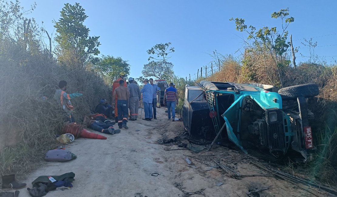 Trabalhadores ficam feridos após caminhão tombar no povoado Ouricuri, em Atalaia