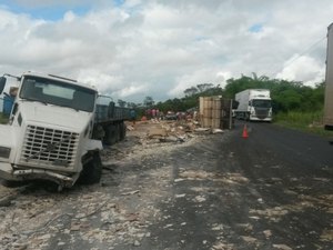 Acidente entre duas carretas deixa três feridos, em Pilar